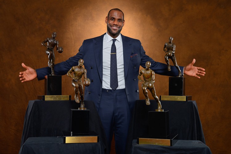开云体育-记者评21世纪至今各大奖项：詹姆斯包揽MVP 最佳防守球员最佳新秀