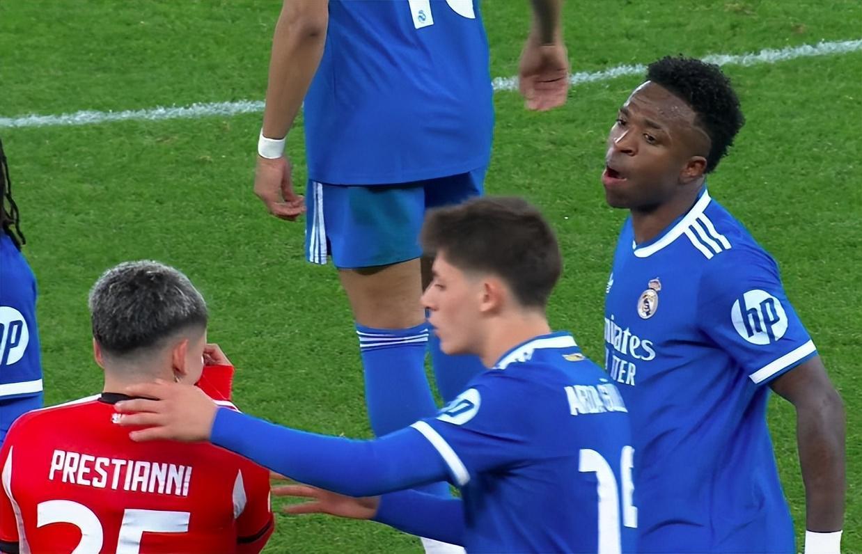 开云体育app-罕见！维尼修斯进球后愤怒罢赛：投诉对手歧视 贴着穆帅耳朵说话