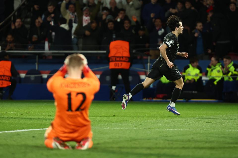 开云体育下载-致敬热刺？切尔西23岁“二门”欧冠2送大礼！与恩佐内讧+激烈争吵