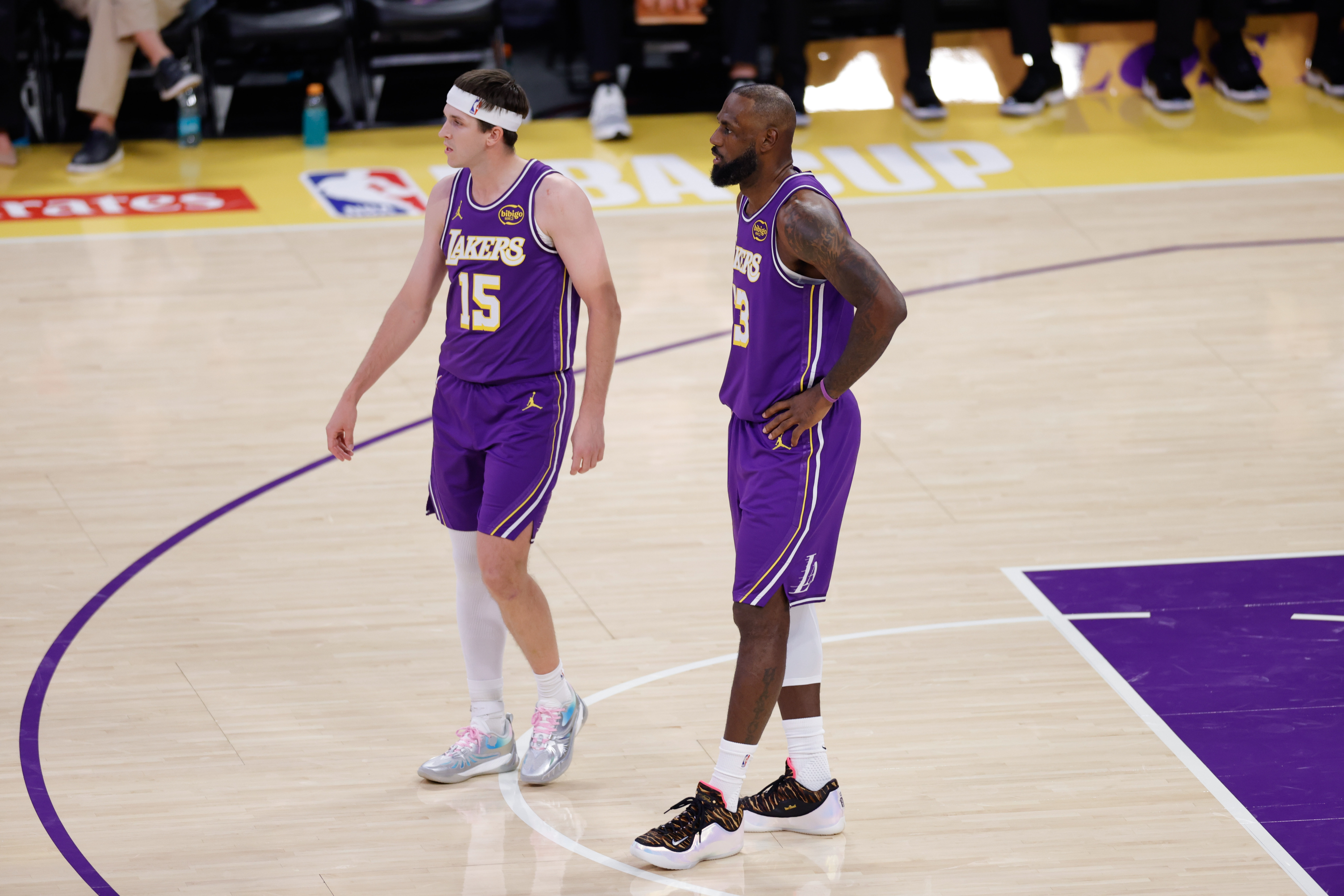 👀詹姆斯晒照庆祝拿下掘金！里夫斯现身评论区：🐐！