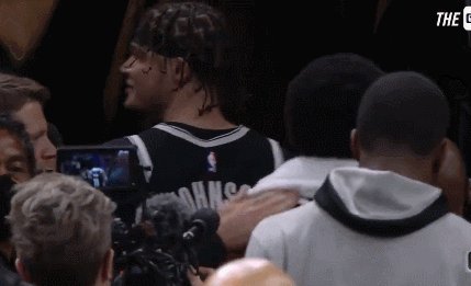 开云体育下载-欧文遭绿军球迷水瓶袭击 三巨头痛斥球迷越界行为