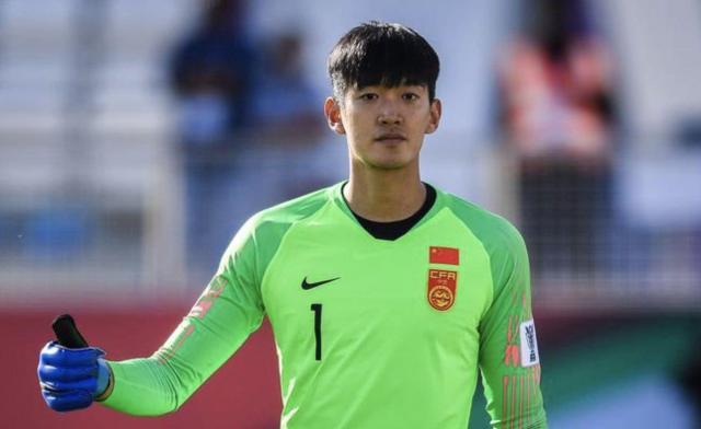 开云体育-沪媒：海港3国脚连夜返沪 参加国足集训备战40强赛